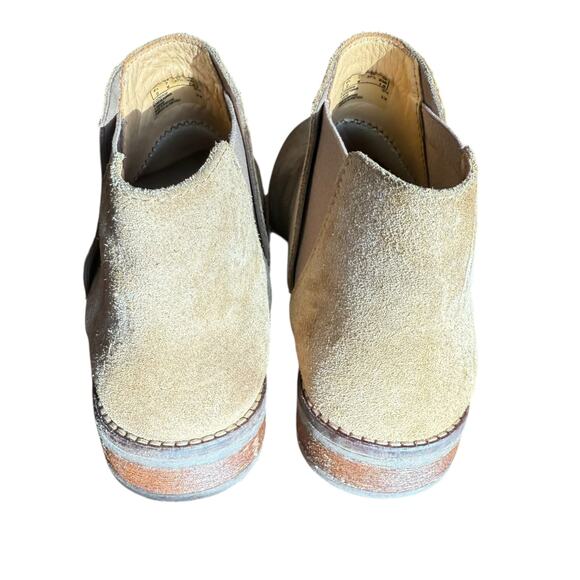 Clarks Women's Demi Beat Tan Suede Chelsea Slip On Ankle Bootie - Size 7 - Picture 7 of 10